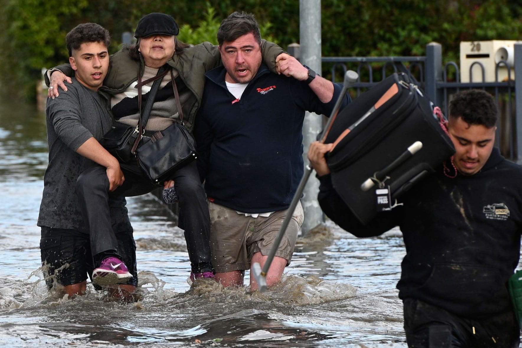 Eine Frau wird aus dem Hochwasser gerettet. In den bevölkerungsreichsten Bundesstaaten New South Wales und Victoria sowie im Inselstaat Tasmanien stiegen die Flüsse gefährlich an.