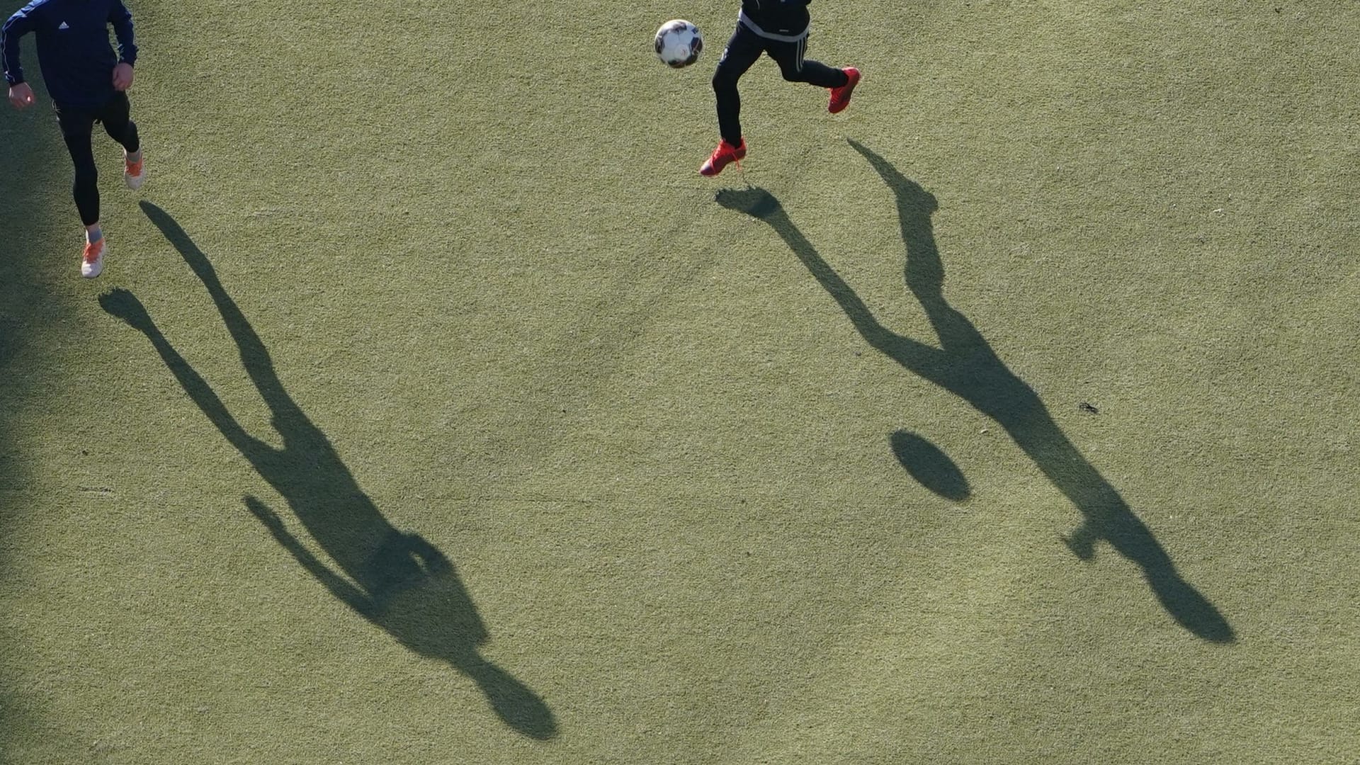 Kinder spielen Fußball (Symbolbild): In den ersten sechs Monaten dieses Jahres sind bereits 568 Kinder aus ihren Familien gekommen.