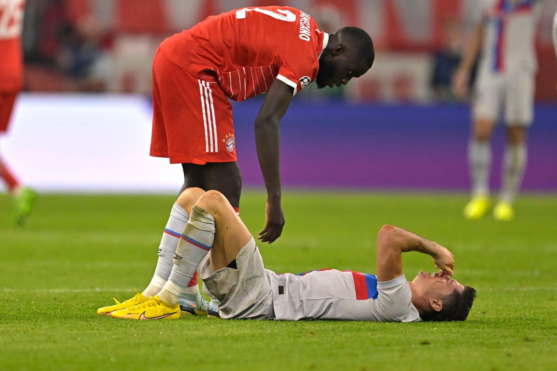 Robert Lewandowski (r.) im Duell mit Dayot Upamecano: Dem ehemaligen Bayern-Topstürmer droht ausgerechnet gegen seinen Ex-Klub das Aus in der Champions League.