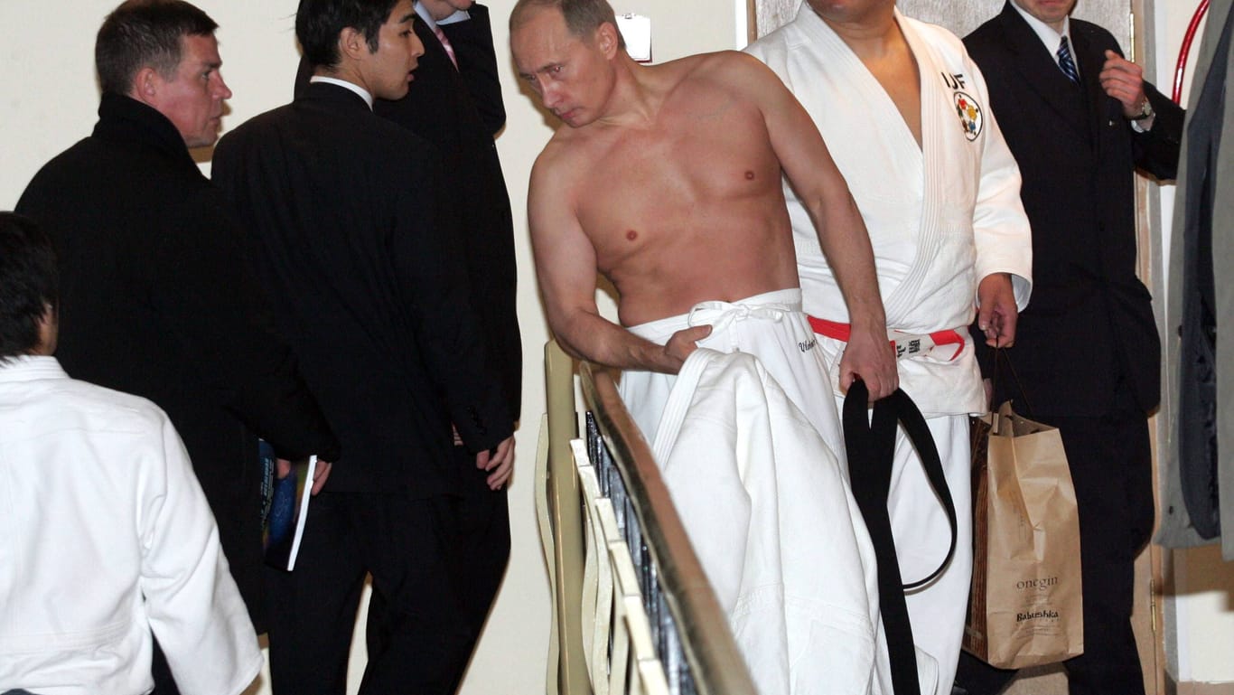 Wladimir Putin zeigt seinen nackten Oberkörper nach dem Judo-Unterricht in Sankt Petersburg.