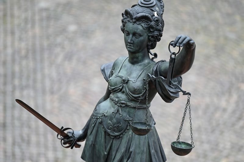 Eine Statue der Justitia (Symbolbild): Der Mord an einem Geschäftsmann blieb zunächst unaufgeklärt.