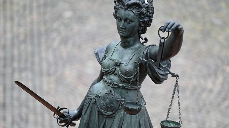 Eine Statue der Justitia (Symbolbild): Der Mord an einem Geschäftsmann blieb zunächst unaufgeklärt.