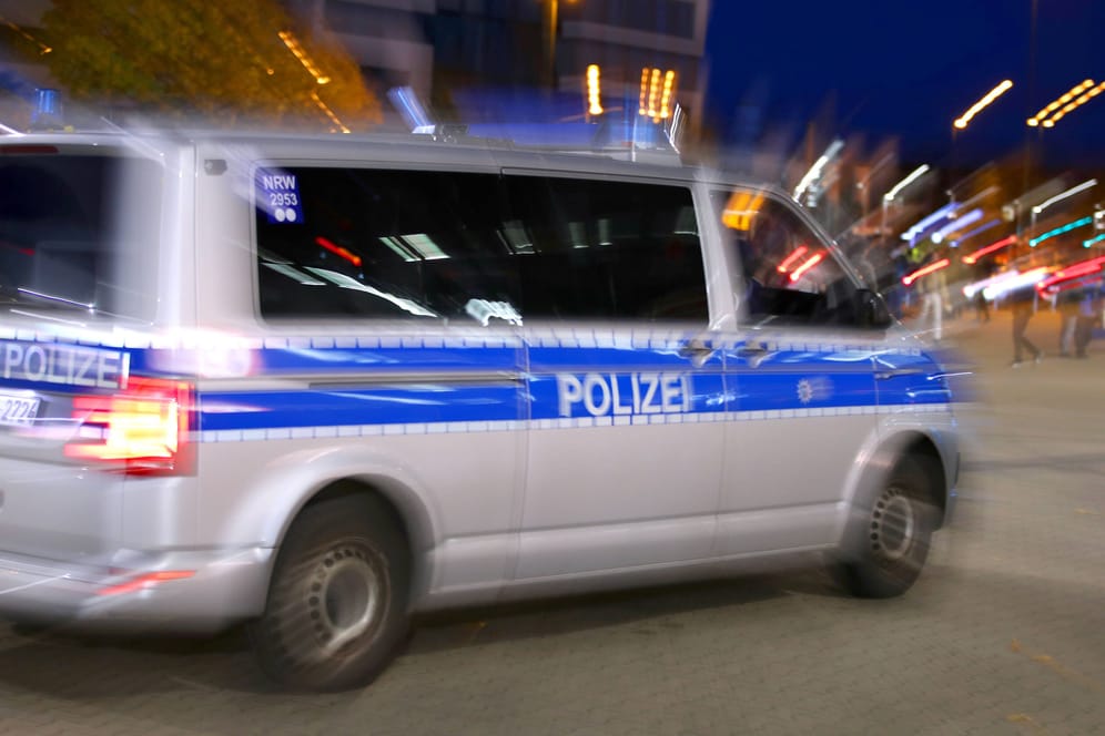 Ein Polizeiwagen auf dem Weg zum Einsatz (Symbolbild): Der junge Mann stand wahrscheinlich unter Alkohol- und Drogeneinfluss.