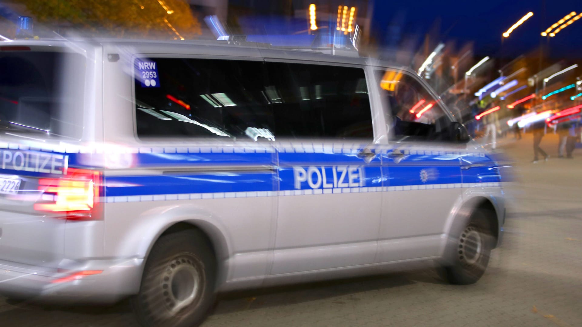 Ein Polizeiwagen auf dem Weg zum Einsatz (Symbolbild): Der junge Mann stand wahrscheinlich unter Alkohol- und Drogeneinfluss. Ein Polizeiwagen auf dem Weg zum Einsatz (Symbolbild): Der junge Mann stand wahrscheinlich unter Alkohol- und Drogeneinfluss.