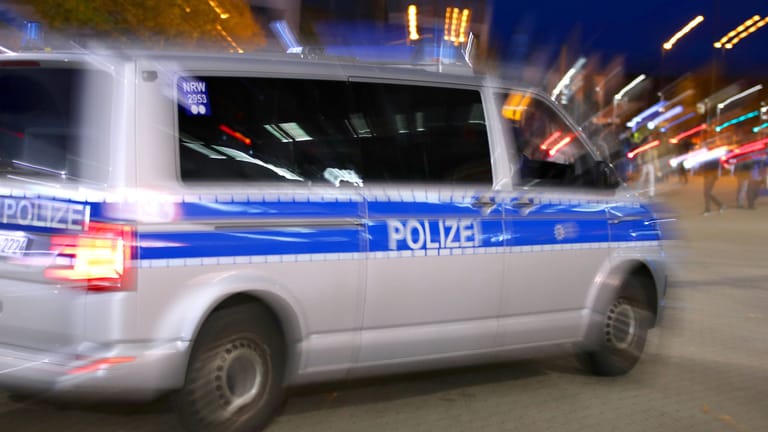 Ein Polizeiwagen auf dem Weg zum Einsatz (Symbolbild): Der junge Mann stand wahrscheinlich unter Alkohol- und Drogeneinfluss.
