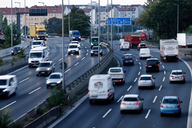 Autos fahren auf der A100 in der Berliner Innenstadt im Berufsverkehr (Archivbild): Besonders der Norden der Hauptstadt könnte von Staus betroffen sein.