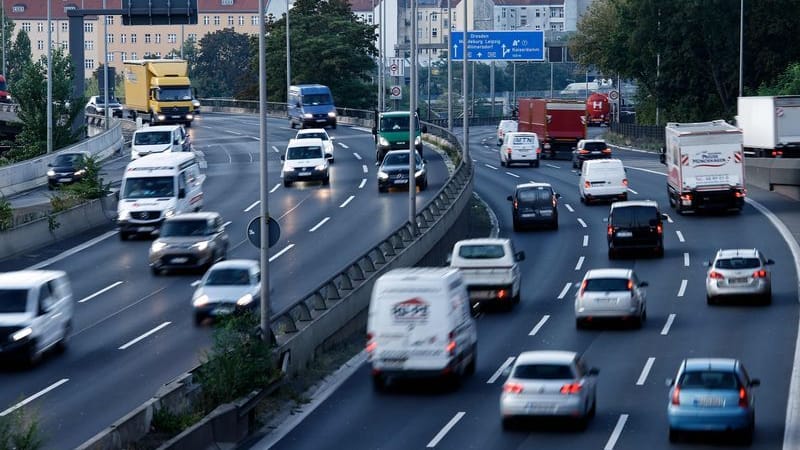 Autos fahren auf der A100 in der Berliner Innenstadt im Berufsverkehr (Archivbild): Besonders der Norden der Hauptstadt könnte von Staus betroffen sein.