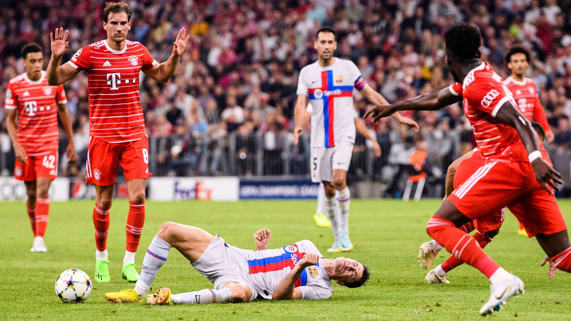 Robert Lewandowski (M.): Dem ehemaligen Bayern-Topstürmer droht ausgerechnet gegen seinen Ex-Klub das Aus in der Champions League.