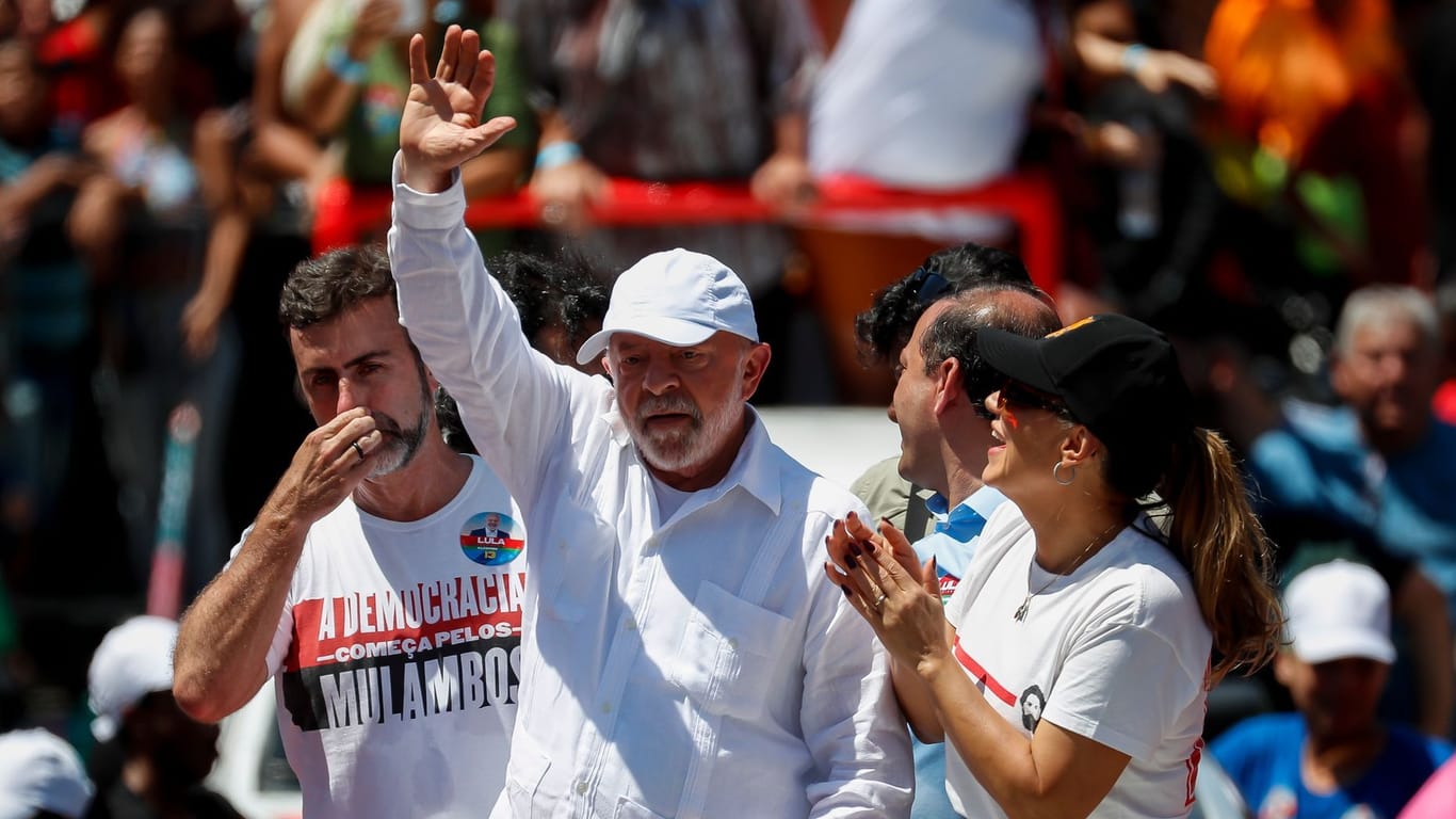 Lula winkt seinen Anhängern bei einer Wahlkampfveranstaltung: Er führt die Umfragen an.