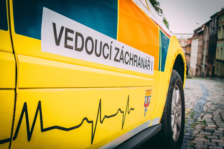 Ein tschechischer Rettungswagen (Symbolbild): Der Fahrer des Lieferwagens hatte bei einer Grenzkontrolle nicht angehalten.