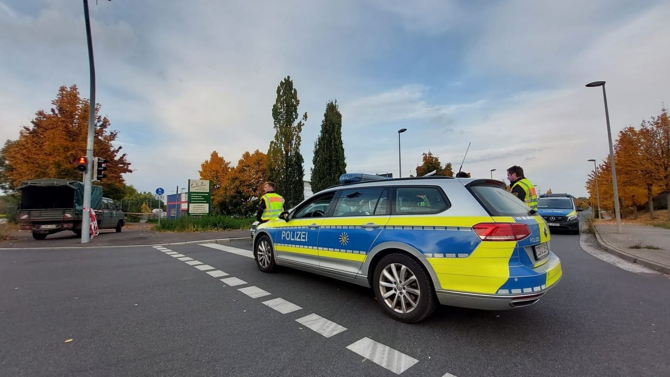 Am Donnerstagnachmittag vor Ort in Rötha/Espenhain: Hier wurde die Bombe gefunden, die Polizei hat einen Sperrkreis eingerichtet.