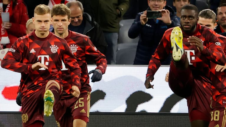 Kimmich (li.) und Müller (hinten) beim Aufwärmen vor der Partie gegen Bayer Leverkusen.