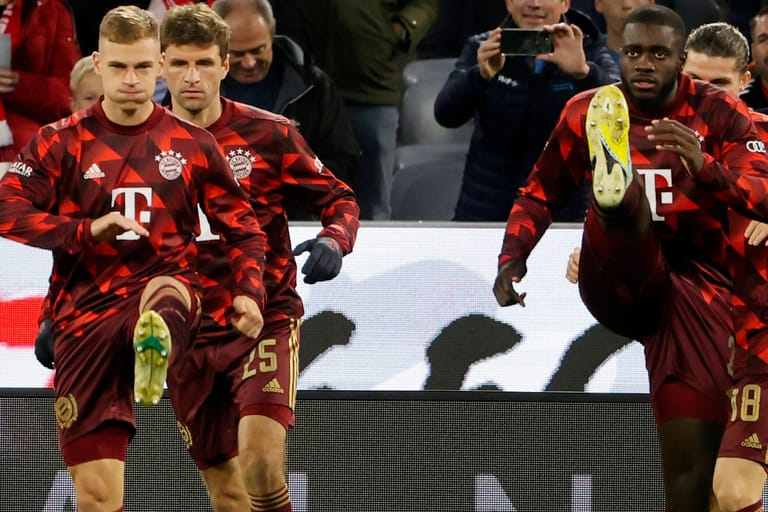 Kimmich (li.) und Müller (hinten) beim Aufwärmen vor der Partie gegen Bayer Leverkusen.