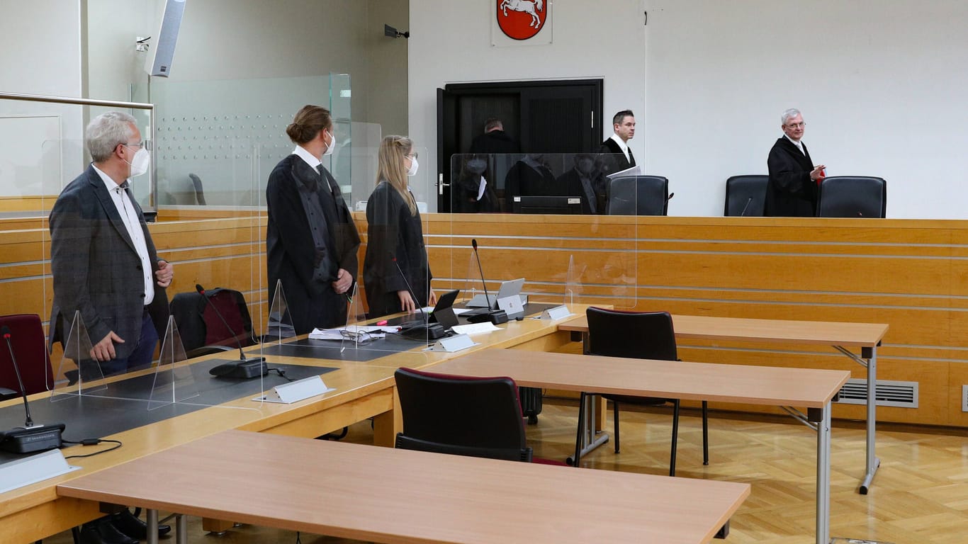 Hannover 96 vor Gericht: Der 96-Vorsitzende Ralf Nestler wartet gemeinsam mit seinen Anwälten auf die Urteilsverkündung.