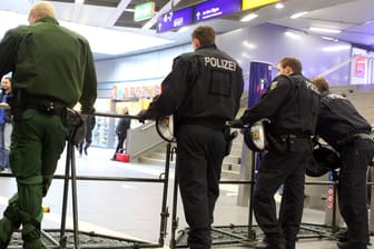 Polizei am Hauptbahnhof (Archivbild): Überwachungskameras haben die Prügelorgie aufgezeichnet.