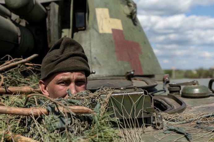 Ukrainischer Soldat in Lyman: Dort sollen die Truppen russische Soldaten festgesetzt haben.