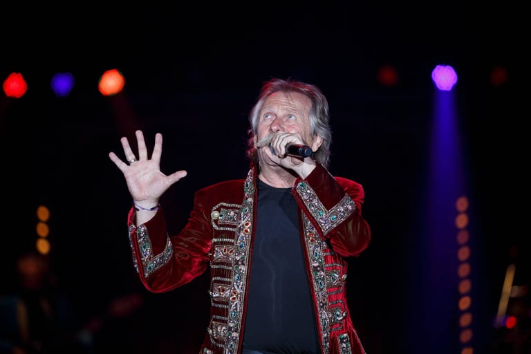 Henning Krautmacher, Sänger der Band in einem Zirkus-Kostüm.