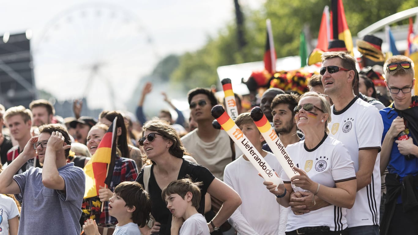 Ein Fanfest zur WM 2018 in Berlin (Symbolbild): 2022 soll es solche Feiern in Augsburg nicht geben – auch nicht mit Glühwein und Wintermantel.