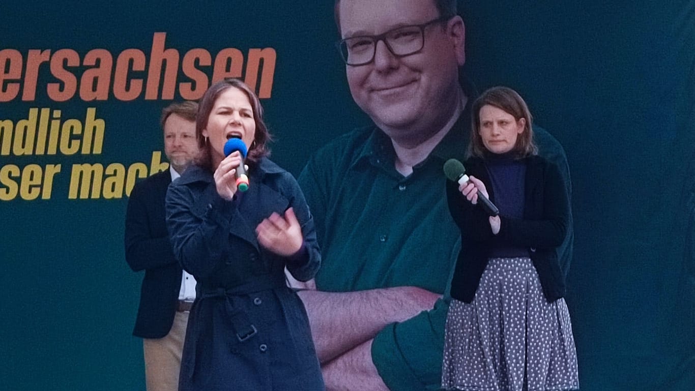 Außenministerin Annalena Baerbock und Grünen-Spitzenkandidatin Julia Willie Hamburg gemeinsam auf der Bühne in Hannover-Linden.