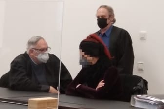 Die verurteilte Ärztin mit ihren Verteidigern Gunter Kowalski (links) und Ernst-Anton Eder (hinten)