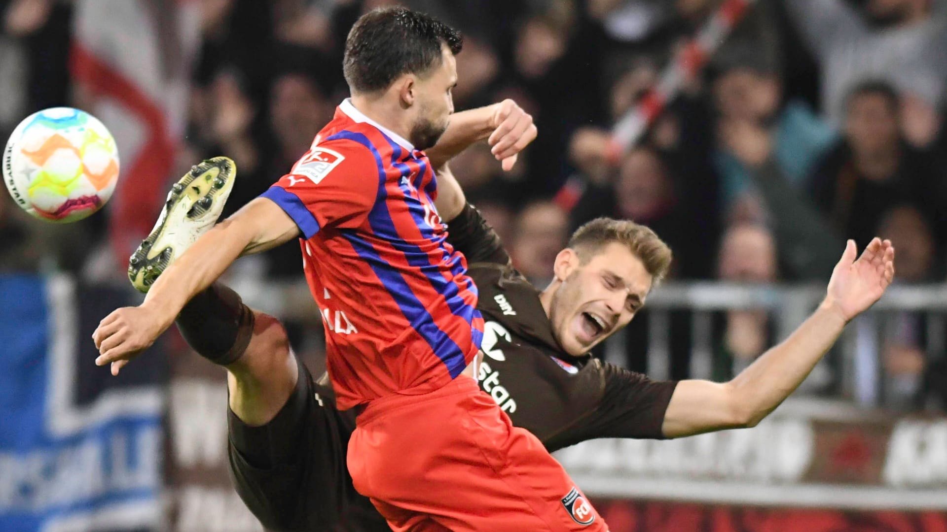 Denis Thomalla (vorne) gegen Lars Ritzka: In der Partie zwischen Heidenheim und St. Pauli gab es keinen Sieger.