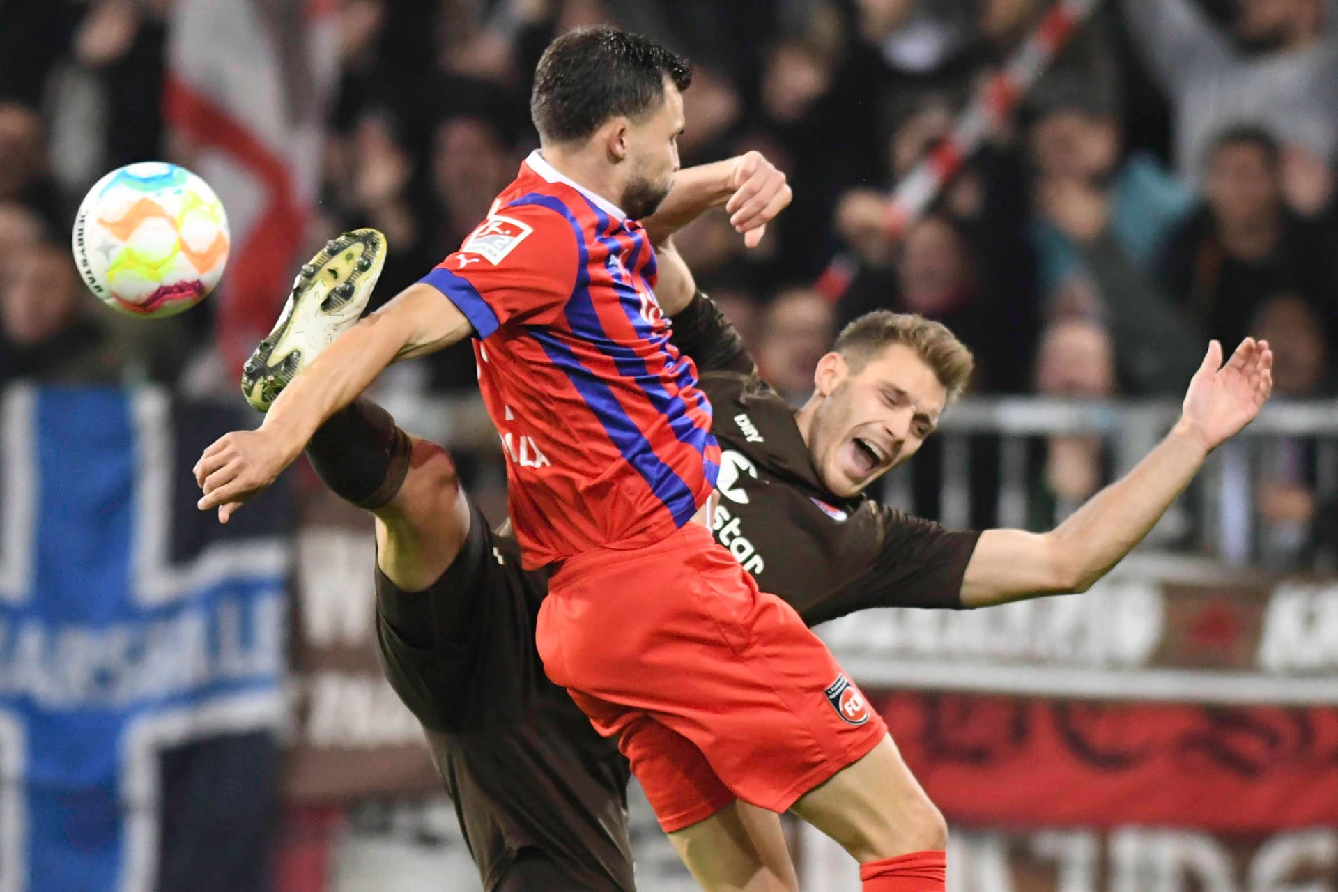 Denis Thomalla (vorne) gegen Lars Ritzka: In der Partie zwischen Heidenheim und St. Pauli gab es keinen Sieger.