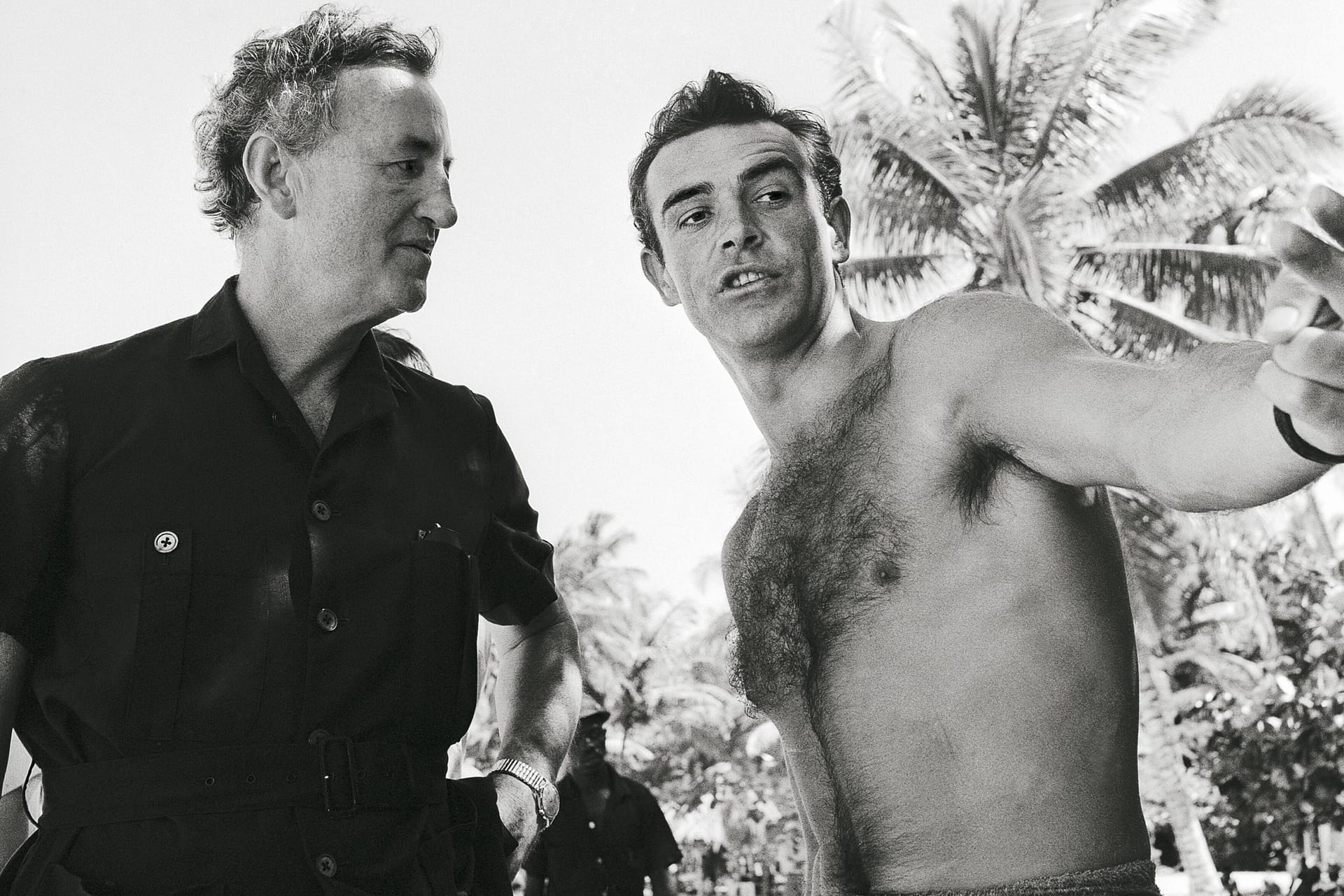 James-Bond-Erfinder Ian Fleming (l.) am Set der ersten Kinoverfilmung "007 jagt Dr. No" mit Hauptdarsteller Sean Connery im Jahr 1962.