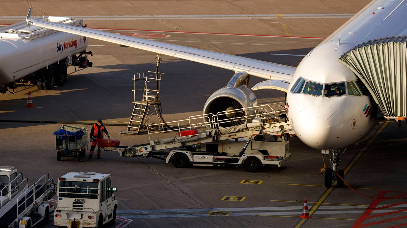 Ein Flugzeug am Flughafen in Köln (Symbolbild): Mit einem Internet-Trend begeistert ein Mitarbeiter das Netz.