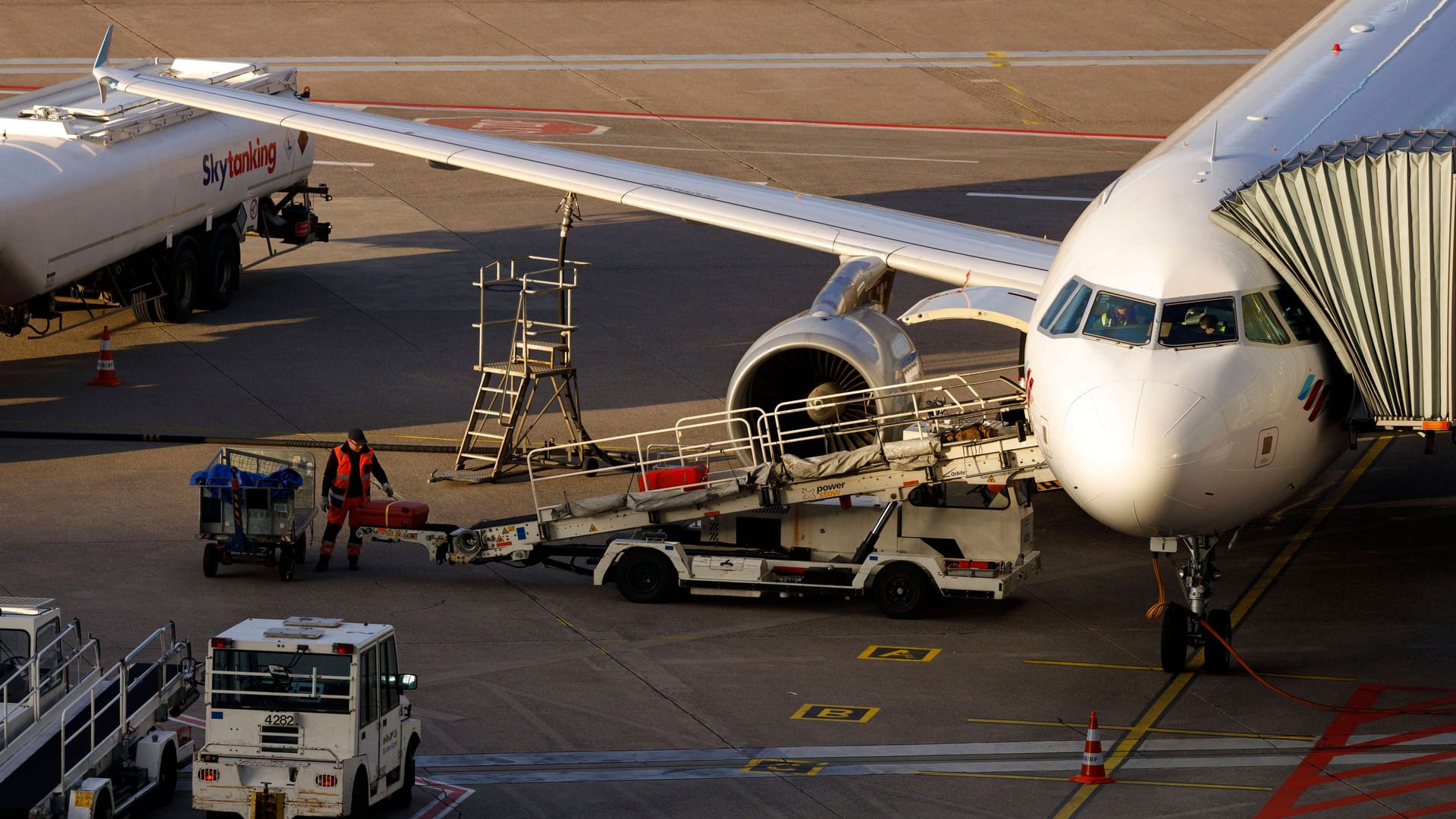 Ein Flugzeug am Flughafen in Köln (Symbolbild): Mit einem Internet-Trend begeistert ein Mitarbeiter das Netz. Ein Flugzeug am Flughafen in Köln (Symbolbild): Mit einem Internet-Trend begeistert ein Mitarbeiter das Netz.