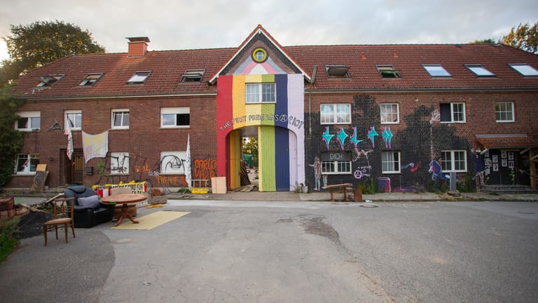 Der Eigentümer hat das Gelände verkauft, dennoch leben die Aktivisten auf dem Grundstück in Lützerath.