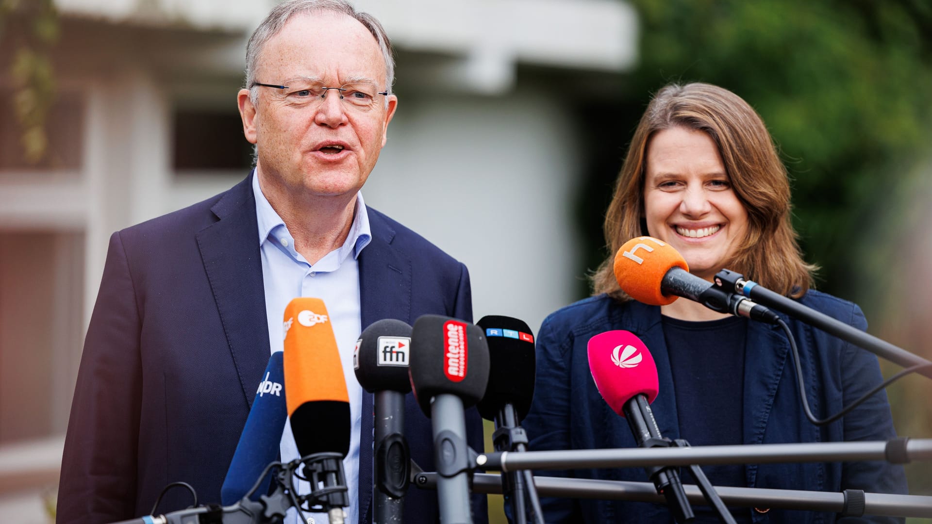 Stephan Weil (l, SPD), und Julia Willie Hamburg (r, Bündnis 90/Die Grünen): Beide sind optimistisch, dass die Koalitionsverhandlungen schnell zu einem Ergebnis führen.