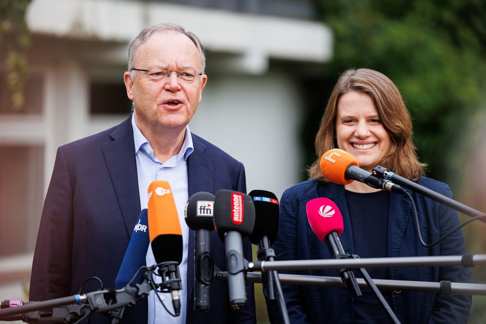 Stephan Weil (l, SPD), und Julia Willie Hamburg (r, Bündnis 90/Die Grünen): Beide sind optimistisch, dass die Koalitionsverhandlungen schnell zu einem Ergebnis führen.