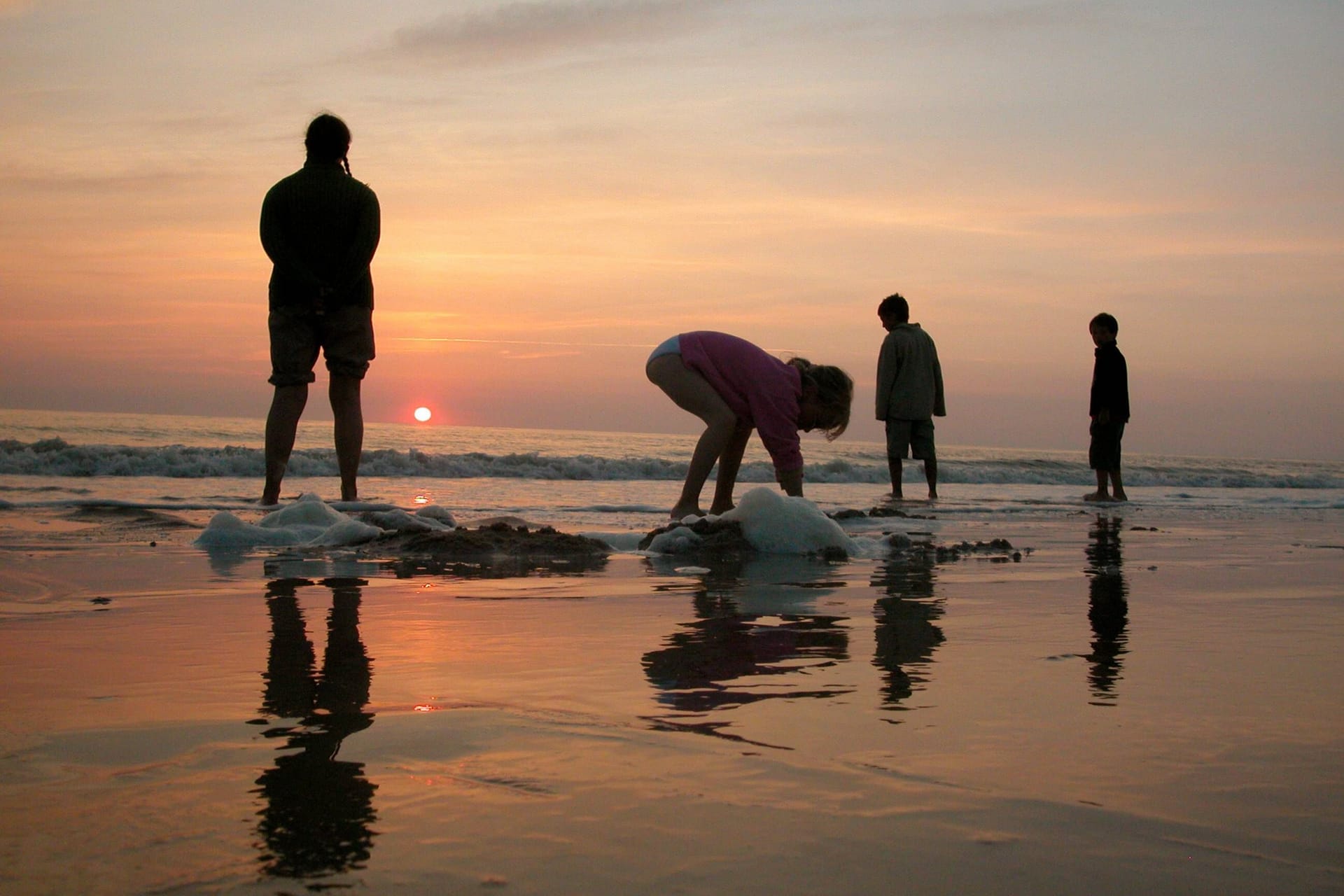 Sonnenuntergang auf Sylt (Symbolbild): Ein Betreuer soll Kinder bei zwei Jugendfreizeiten auf Sylt missbraucht haben.