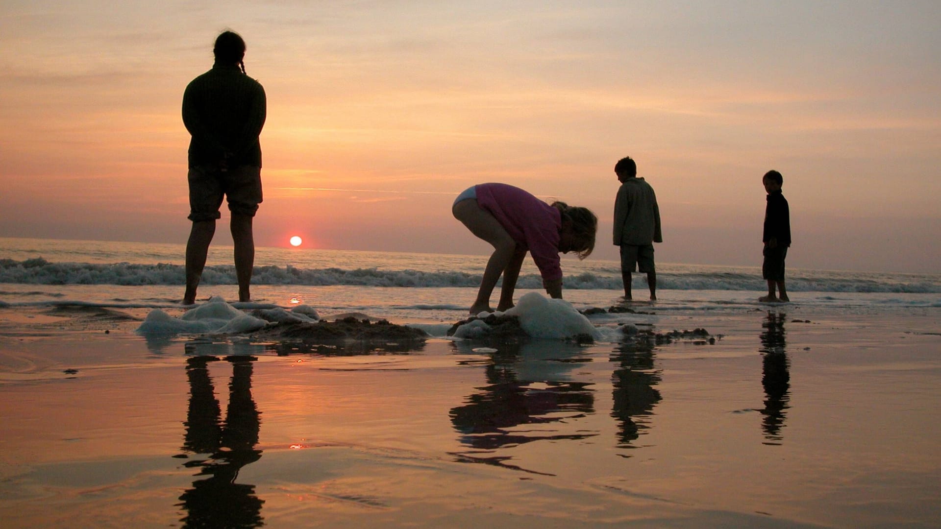 Sonnenuntergang auf Sylt (Symbolbild): Ein Betreuer soll Kinder bei zwei Jugendfreizeiten auf Sylt missbraucht haben.