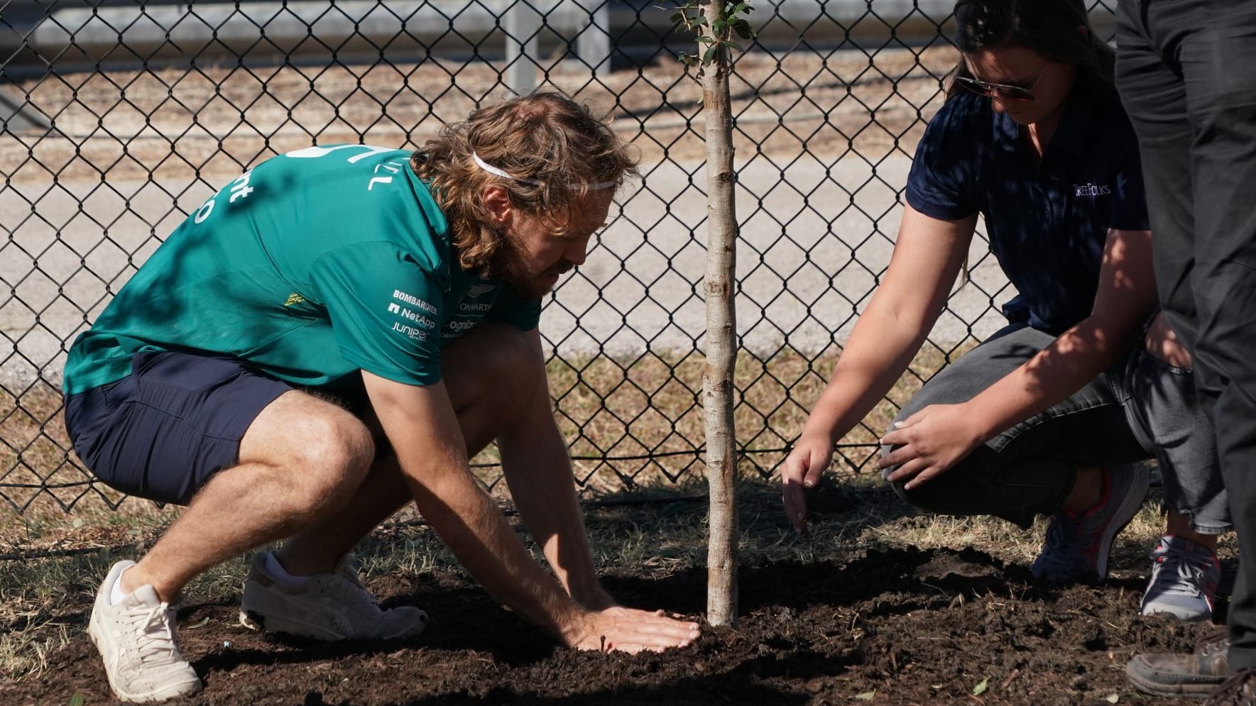 "Vettel Grove" am Kurs in Austin: Sebastian Vettel pflanzt einen Baum auf dem Gelände, das nach ihm benannt ist.