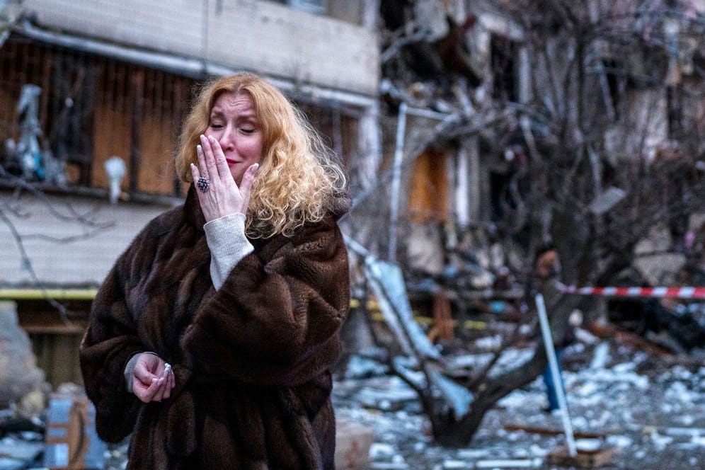 Seit offiziellen Kriegsbeginn bombardiert Russland die Ukraine mit Raketen: Auf dem Foto steht Natali Sevriukova Ende Februar nach einem Raketenangriff neben ihrem Haus in Kiew.