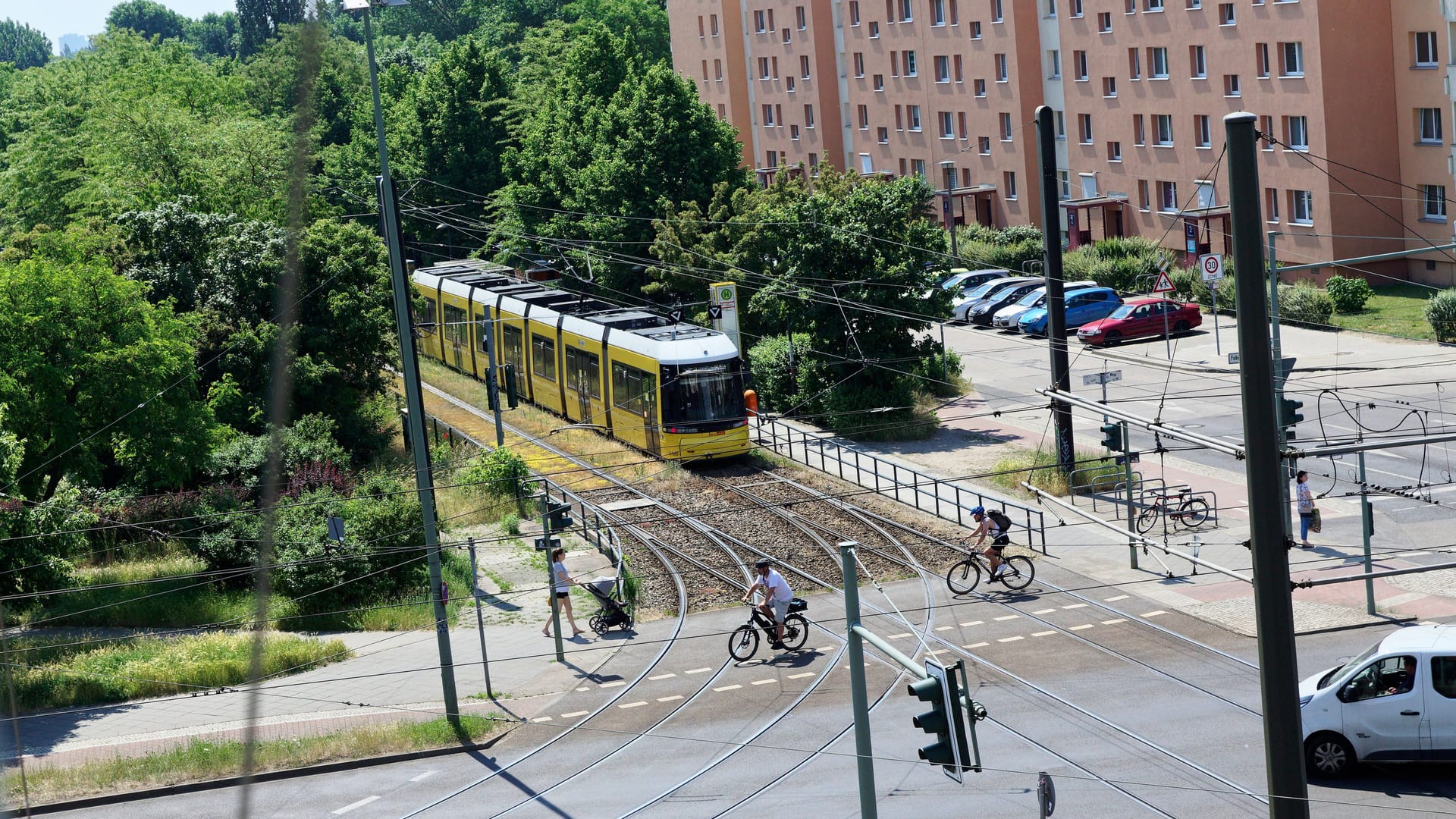 Ein Tram in Berlin (Archivbild): Bei einem Unfall ist ein 21-Jähriger schwer verletzt worden.