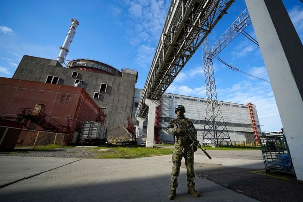 Soldat vor dem Kernkraftwerk in Saporischschja: Dort finden erneut schwere Kämpfe statt.