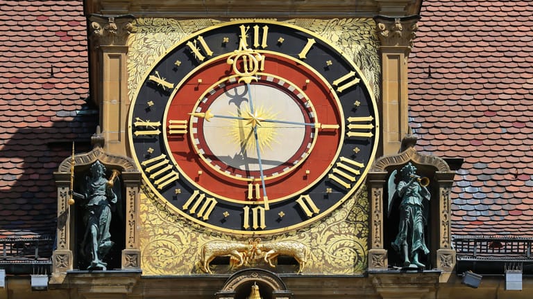 Zeitverschiebung: Die Uhr am Rathaus fiel einer Kalenderreform zum Opfer und gibt seitdem die falsche Uhrzeit an.