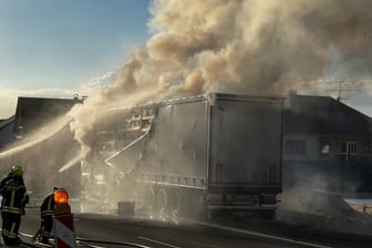 Einsatzkräfte kämpfen gegen die Flammen: Eine Rauchwolke stieg in den Himmel auf.