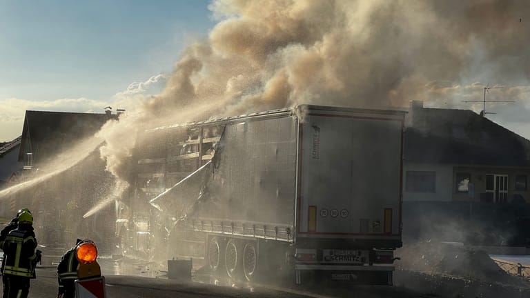 Einsatzkräfte kämpfen gegen die Flammen: Eine Rauchwolke stieg in den Himmel auf.