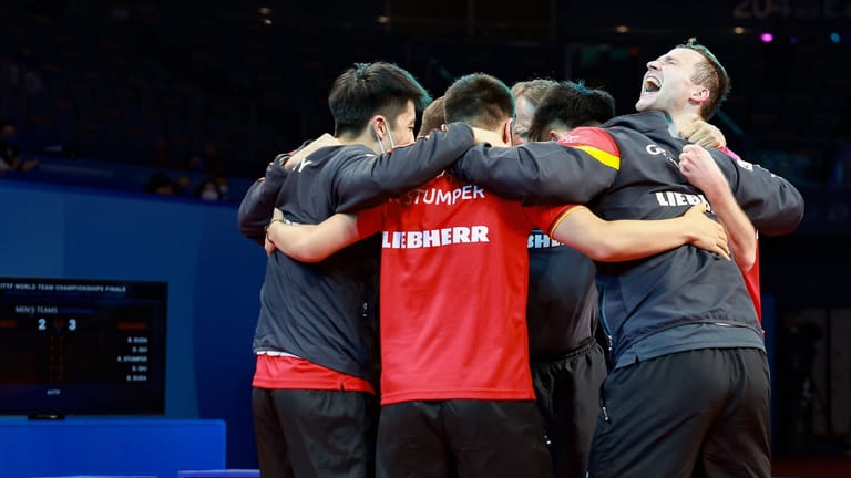 Das Deutsche Tischtennisteam feiert: Sie haben das Endspiel erreicht.