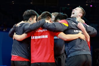 Das Deutsche Tischtennisteam feiert: Sie haben das Endspiel erreicht.