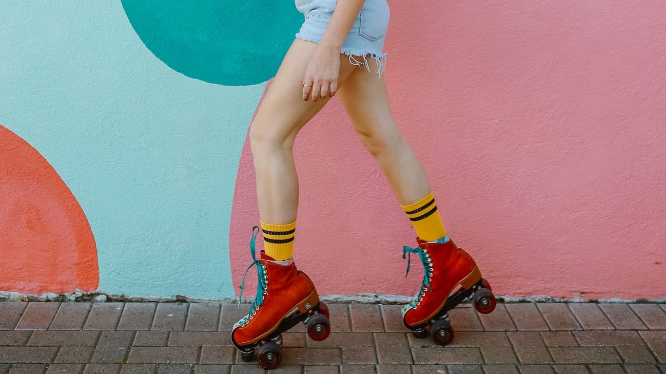 Als Rollergirl in knalligen Farbenziehen Sie alle Blicke auf sich.