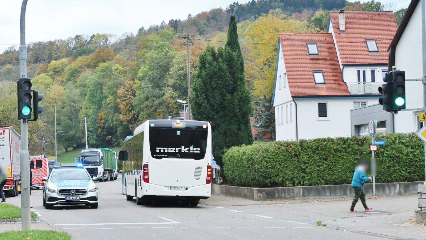 Die Ortsmitte von Lauterbach-Nenningen: Der Unfallbus und ein Streifenwagen stehen vor der Ampel.