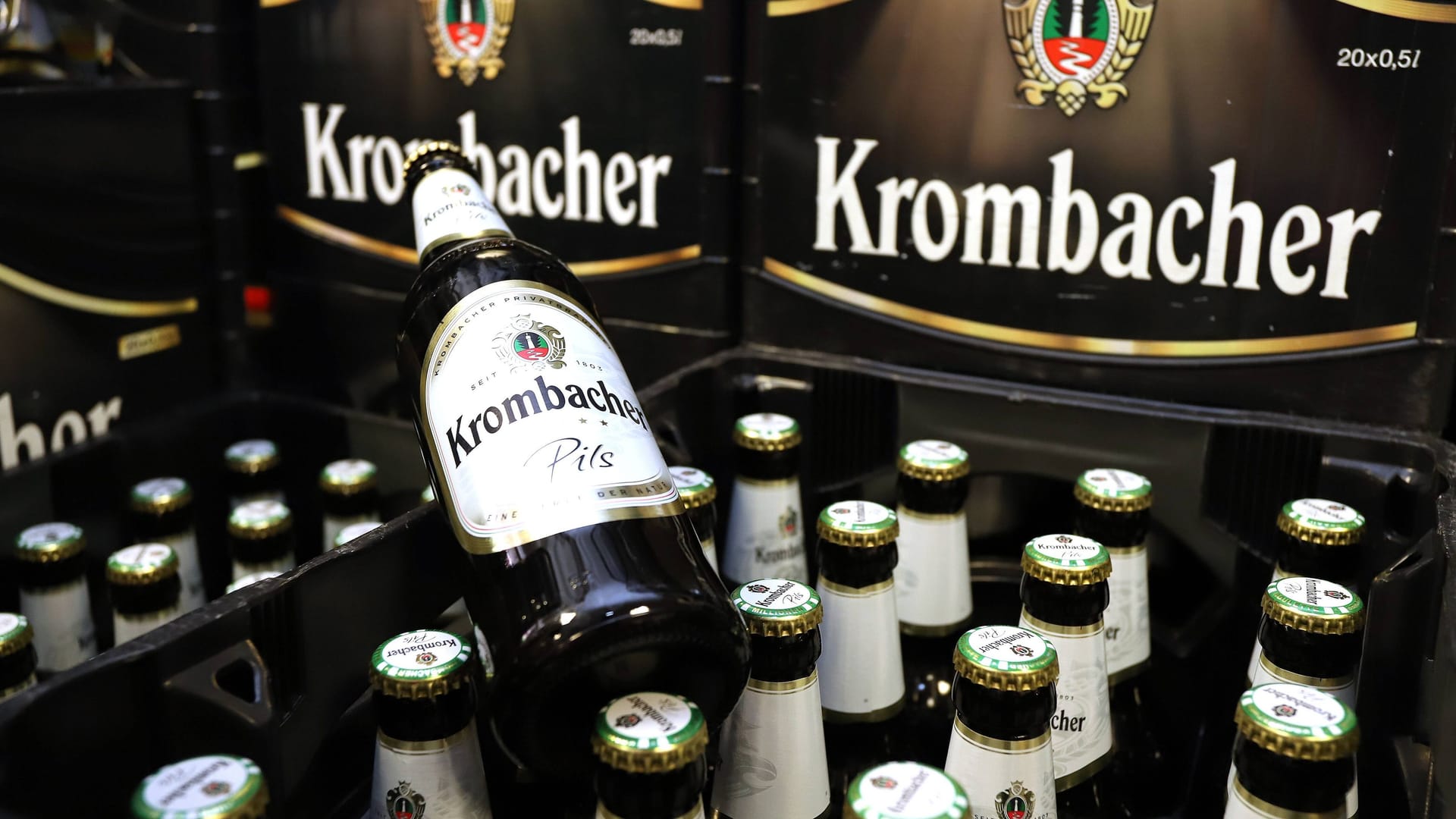 Bier von Krombacher (Symbolbild): Ein Gewinnspiel verspricht einen ganzen Kühlschrank voll.