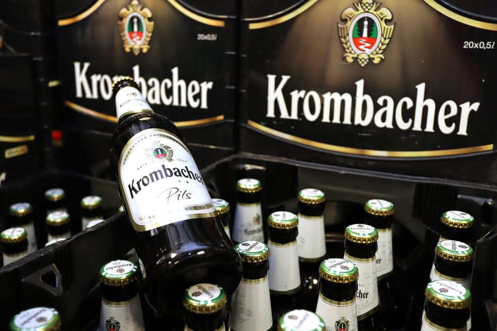 Bier von Krombacher (Archivbild): Alle Marken der Brauerei sollen betroffen sein.