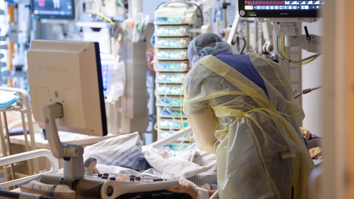 Eine Pflegekraft bei einem Erkrankten (Symbolbild): Die Zahl der mit Corona infizierten Patienten auf Intensivstationen ist zuletzt gestiegen.