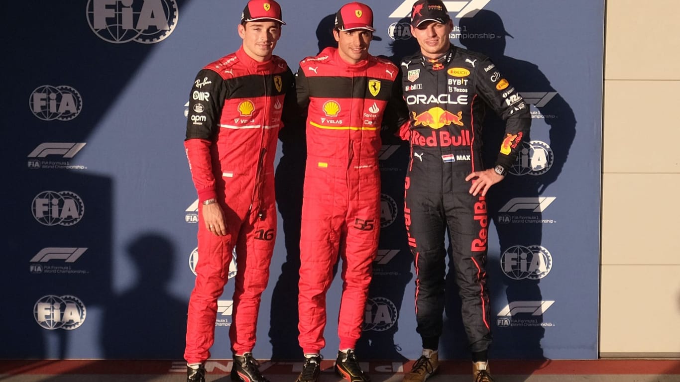 Carlos Sainz posiert mit Charles Leclerc und Max Verstappen nach dem Austin-Qualifying.