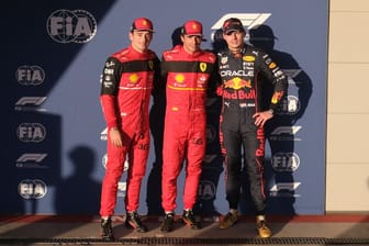 Carlos Sainz posiert mit Charles Leclerc und Max Verstappen nach dem Austin-Qualifying.
